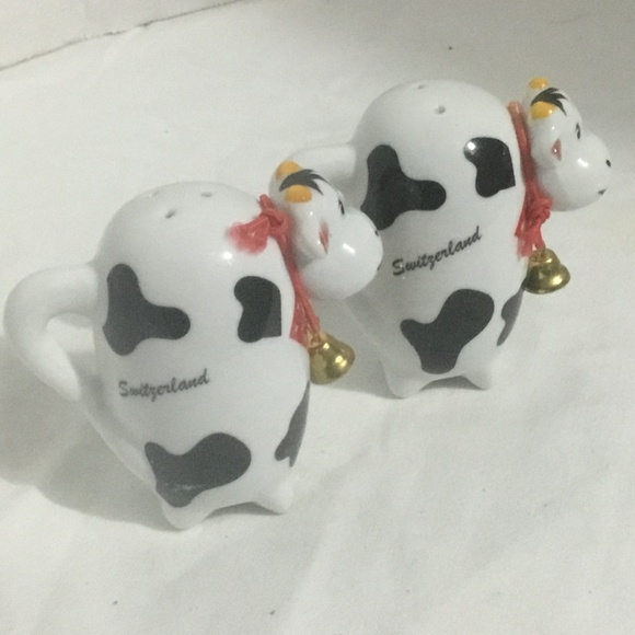 Cow salt and pepper shakers with Switzerland printed on the side.Excellent shape - Picture 3 of 6